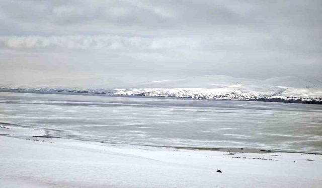 Nazik Gölü'nde buzların çözülmesi bu yıl gecikti