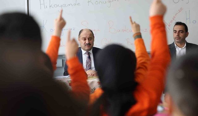 Öğrencilere kendi hikayesini anlattı