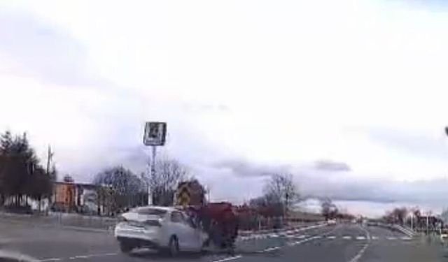 Otomobille traktör çarpıştı: 2 yaralı