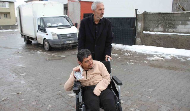 Polis memurunun hediyeleri engelli gencin yüzünü güldürdü