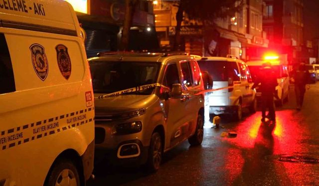 Sancaktepe'de seyir halindeki otomobilden silahlı saldırı: 1 yaralı