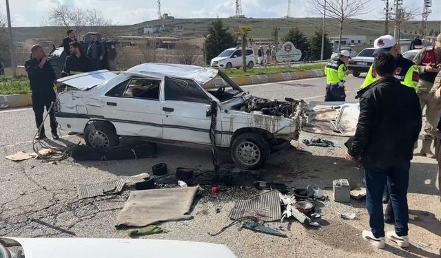 Şanlıurfa'da karşı şeride geçen otomobil ters döndü: 1'i ağır 3 yaralı