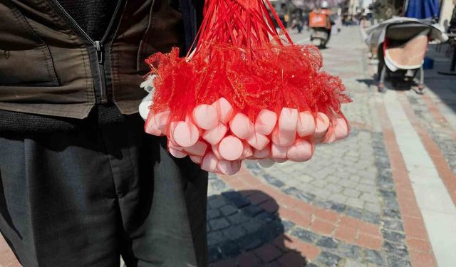 Şehir şehir dolaşarak kokulu kaya tuzu satıyor