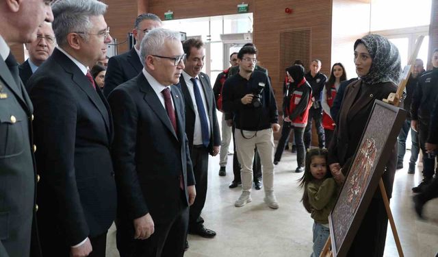 Şehit ve gazi yakınlarının yaptığı el emeği tablolar sergilendi