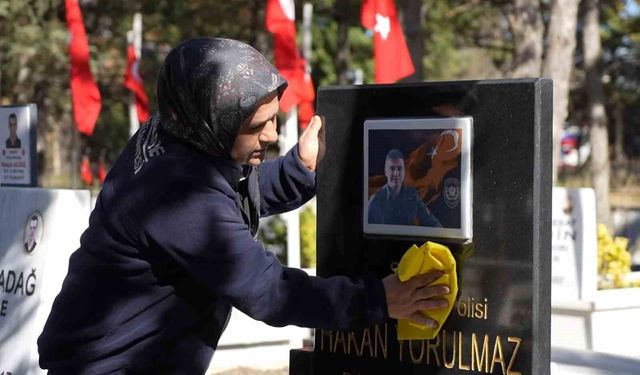 Şehitlikte temizlik yapan kadınların duygusal anları