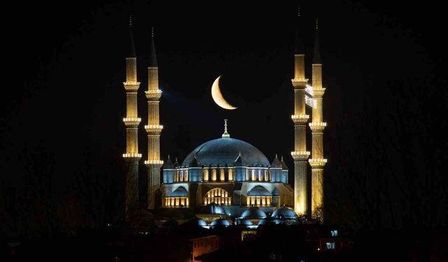 Selimiye'nin üzerinde hilal büyüledi