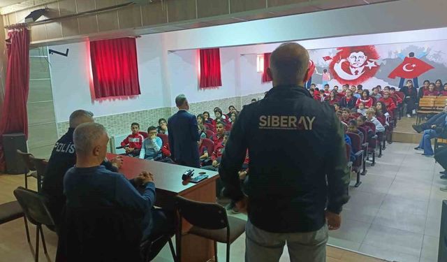 Siber polisi öğrencileri sanal dünyadaki risk ve tehditler hakkında bilgilendiriyor