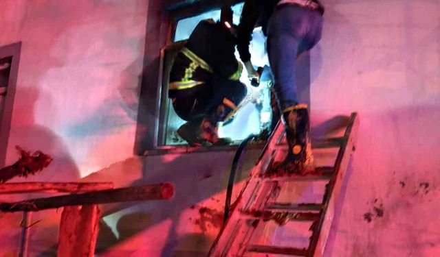 Siirt'te iki katlı binada korkutan yangın