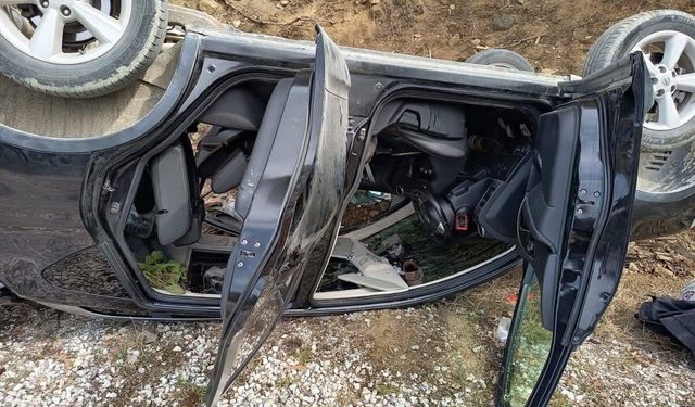 Sinop'ta kontrolden çıkan araç takla attı