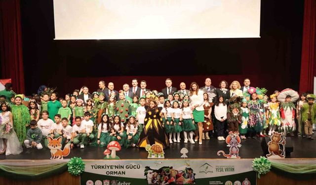 Sivas'ta öğrencilerden Orman Haftası'nda renkli kutlama