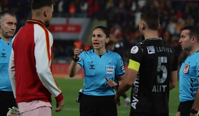 Süper Lig'de 22 yıl sonra kadın hakem düdük çaldı