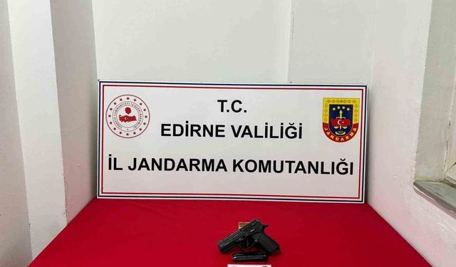 Tabancayla ateş ederken arkadaşını yaraladı