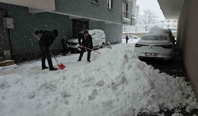 Tatvan'da kar kalınlığı 1 metreye ulaştı