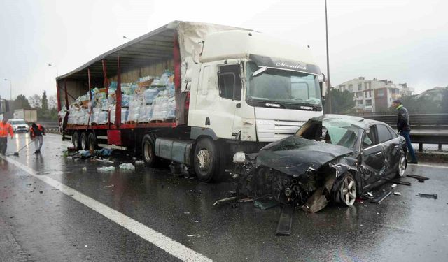 TEM'de 6 araç birbirine girdi: Tırda yüklü sular yola saçıldı