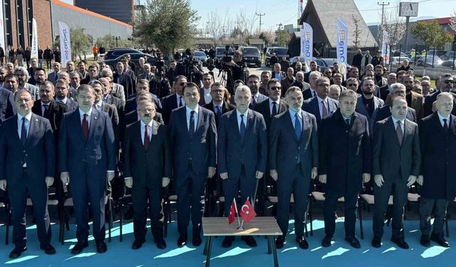 Ticaret Bakanı Bolat: 'İran'la ticari taşımalar kontrollü bir şekilde devam ediyor'