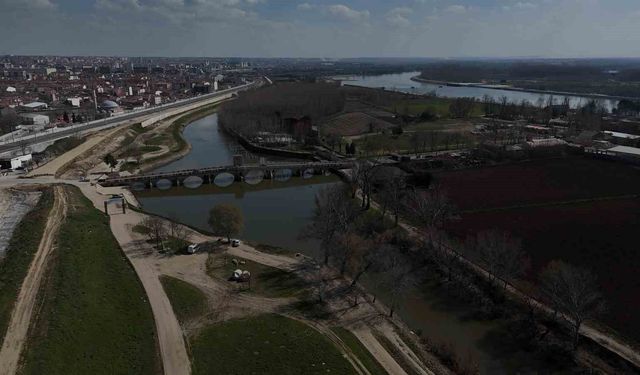 Tunca Nehri kıyısında toprak kayması: 50 metrelik alanda çatlaklar oluştu
