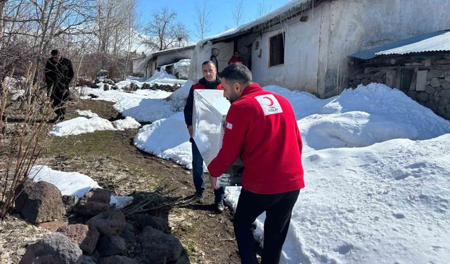 Türk Kızılayı Muradiye gönüllüleri, yalnız yaşayan yaşlı bir vatandaşa buzdolabı desteğinde bulundu