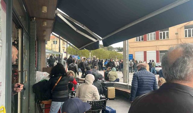 Türk tatilciler dönüş yolunda Yunanistan'ın Midilli Adası'nda mahsur kaldı