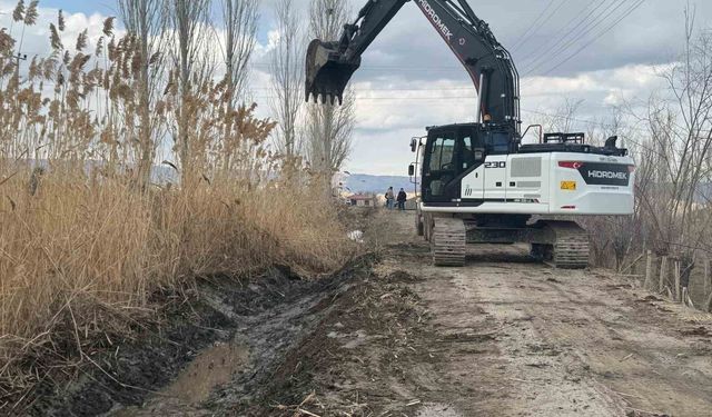 Tuzluca'da 10 kilometrelik sulama hattı temizleniyor