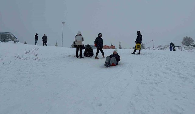 Uludağ'da etkili olan kar yağışıyla günübirlikçiler zirveye akın etti