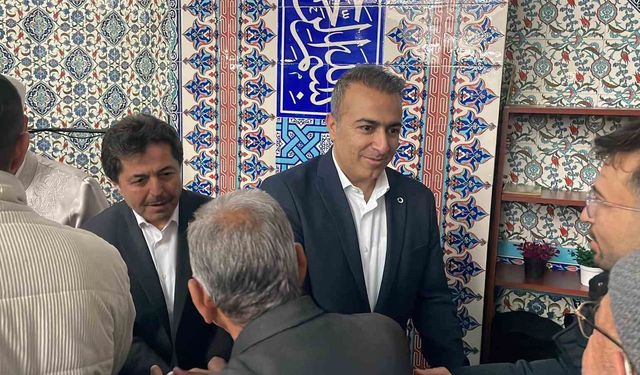 Vali Çiçek ve protokol üyeleri namaz sonrası vatandaşlarla bayramlaştı