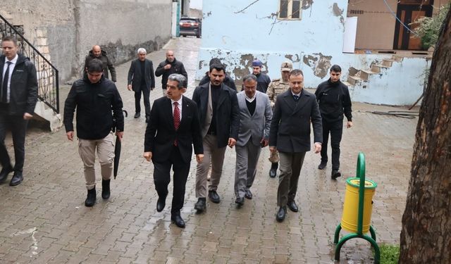 Vali Ekici selin vurduğu Oyalı köyünde: 'Vatandaşımız yalnız değil'