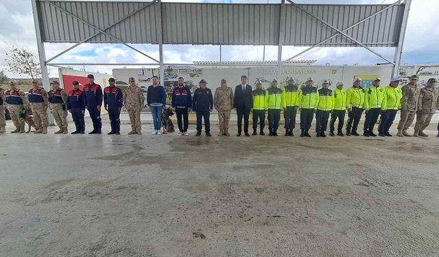 Vali Kalaylı uygulama noktasında güvenlik güçleri ve vatandaşlarla bayramlaştı