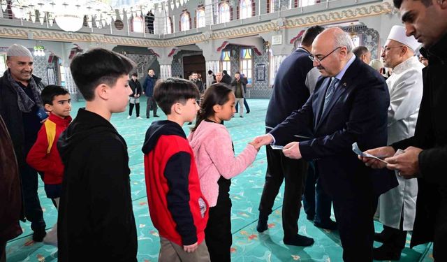 Vali Köşger bayram sevincini görevi başındaki personeller ve vatandaşlarla paylaştı