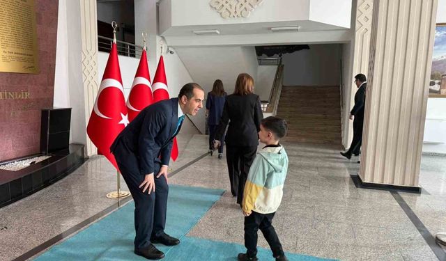 Vali Taşolar bayram geleneğini sürdürdü, çocuklara harçlık verdi