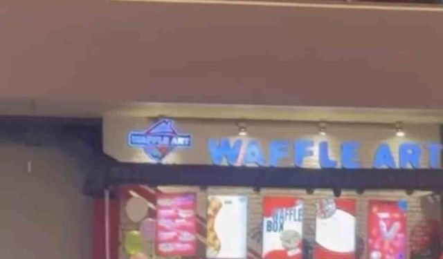 Vatandaşlar sinemada film izler gibi yemek katından kavgayı izledi