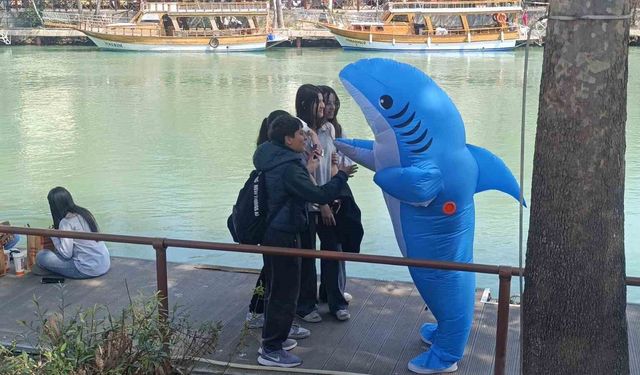 Vatandaşları eğlendirmek için köpek balığı kostümüyle Manavgat sokaklarında dolaşıyor