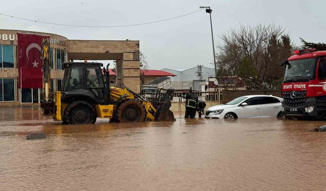 Viranşehir'de aşırı yağış sele neden oldu: 9 kişilik aile kurtarıldı