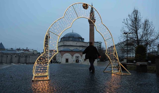 Yağmura rağmen dışarıda saf tuttular: 4 asırlık camide bayram namazı kıldılar