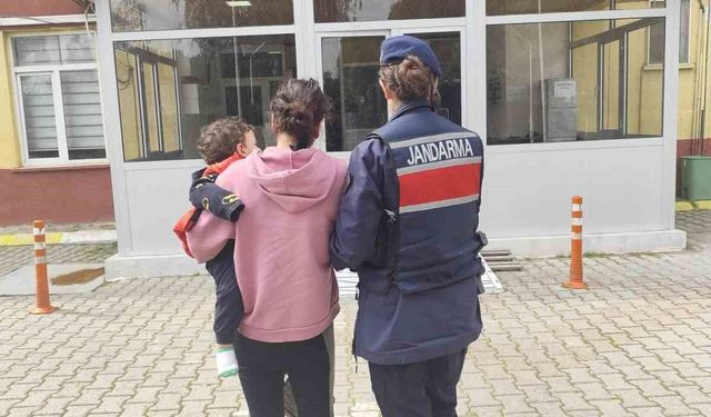 Yedi ayrı suçtan aranıyordu, kucağında bebeğiyle hapse girdi