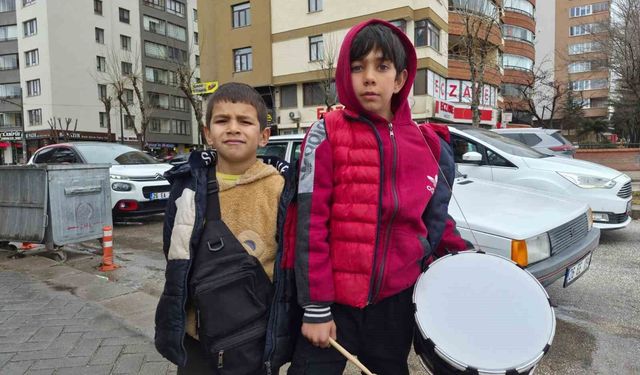 Yeğeniyle birlikte bayram harçlığı toplayan küçük davulcu