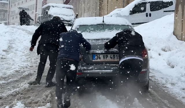 Yüksekova'da kar yağışı etkisini arttırdı, araçlar rampada mahsur kaldı