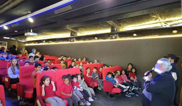 300 öğrenci tırda sinemayla buluştu