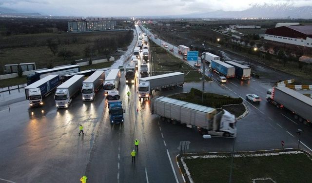 Ağır tonajlı araçlara geçit yok: Yol kar nedeniyle kapandı