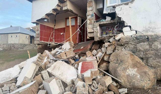 Ağrı'daki depremde köylerde bazı yapılarda hasar meydana geldi