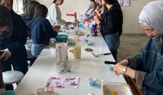 Altıntaş MYO'da Mini Kek Atölyesi düzenlendi