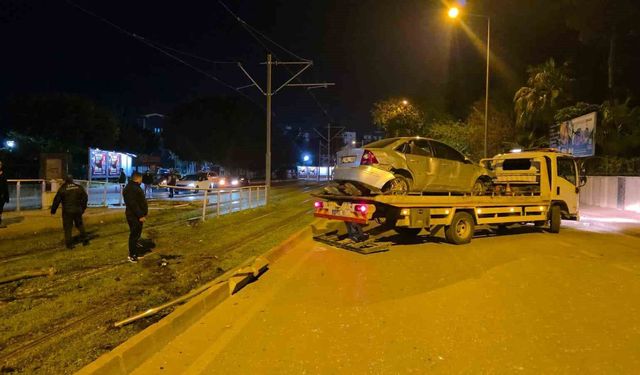 Antalya'da alkollü sürücü tramvay durağına daldı