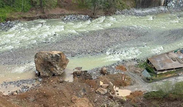 Ardeşen'de korkutan heyelan
