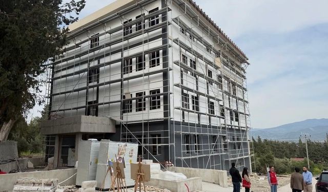 Arsuz'da sosyal hizmet merkezi binasında çalışmalar sürüyor