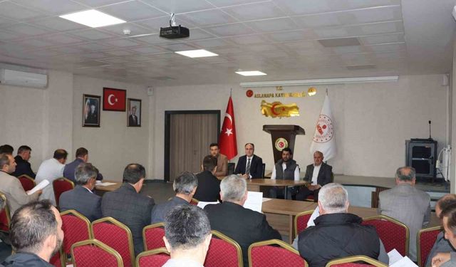 Aslanapa Kaymakamı İsmail Tosun, köy muhtarlarıyla bir araya geldi