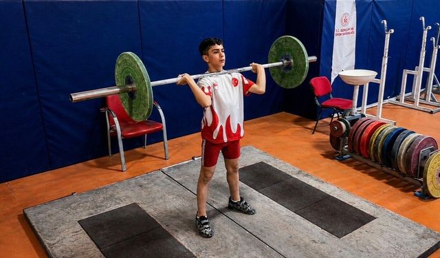 Azimle başladığı halterde 12 yaşında Türkiye şampiyonluğuna ulaştı