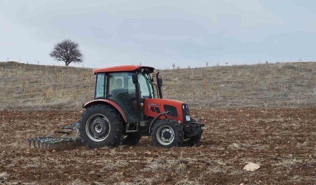 Baharla birlikte tarlalarda ekim mesaisi başladı