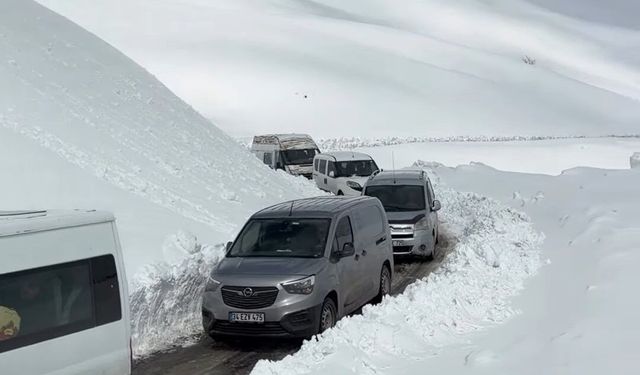 Bahçesaray-Hizan karayoluna çığ düştü: Yol yaklaşık 4 saat kapalı kaldı