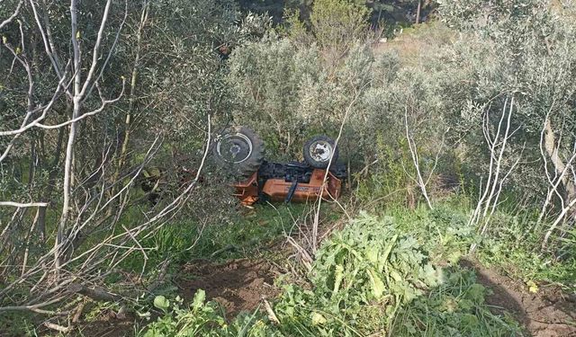 Balıkesir'de traktör şarampole uçtu; 2 yaralı