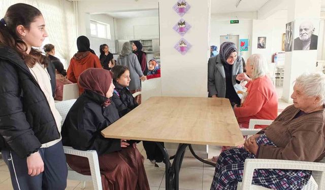 Balıkesirli öğrenciler yaşlıları sevindirdi