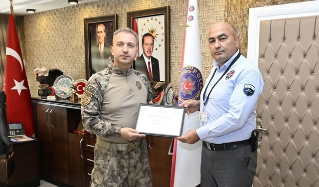 Banka güvenlik görevlisi, yaşlı kadını dolandırılmaktan kurtardı